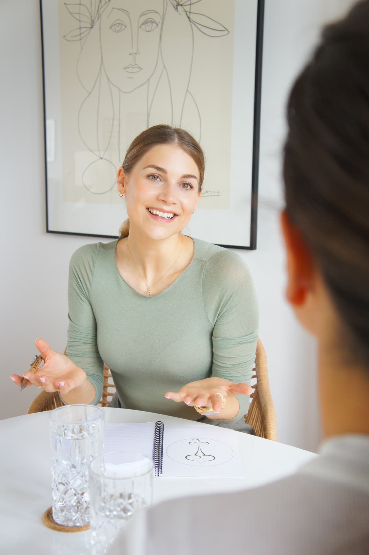Echte Coaching-Szene: ein offenes, aufmerksames Gespräch am Tisch