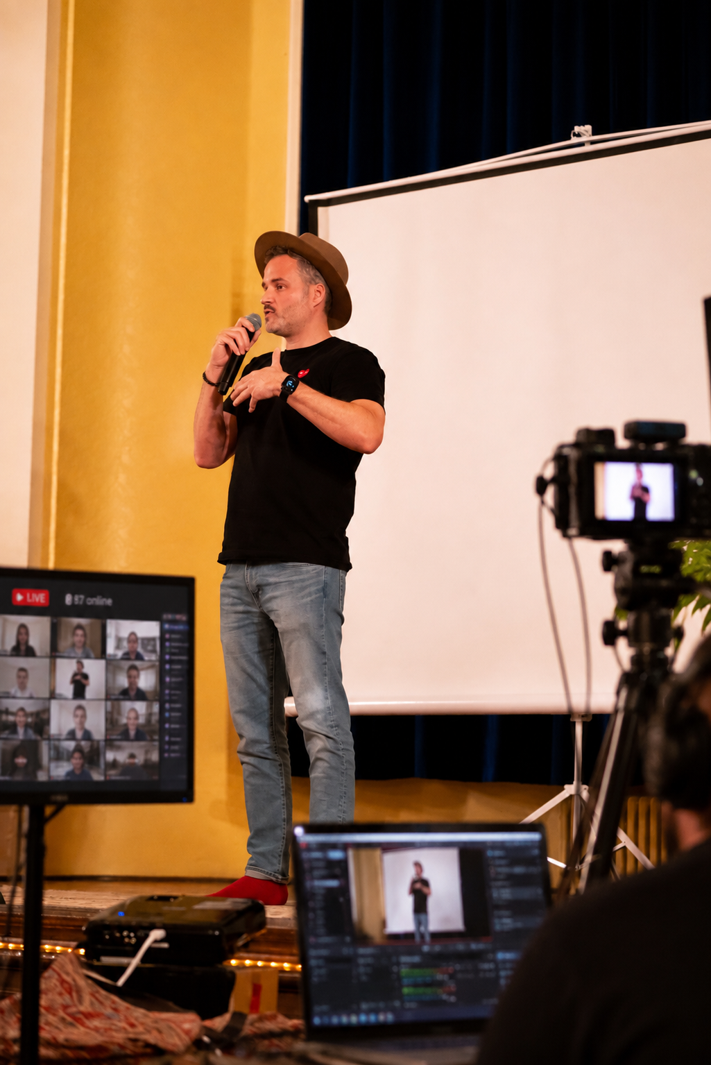 Denis Martin auf der Bühne während eines Live-Stream-Vortrags